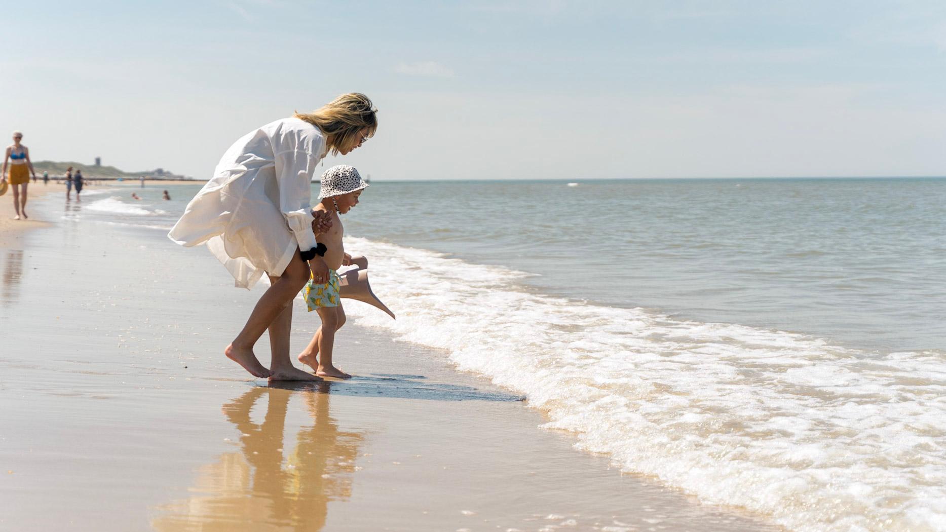 Strand met kind in Zeeland